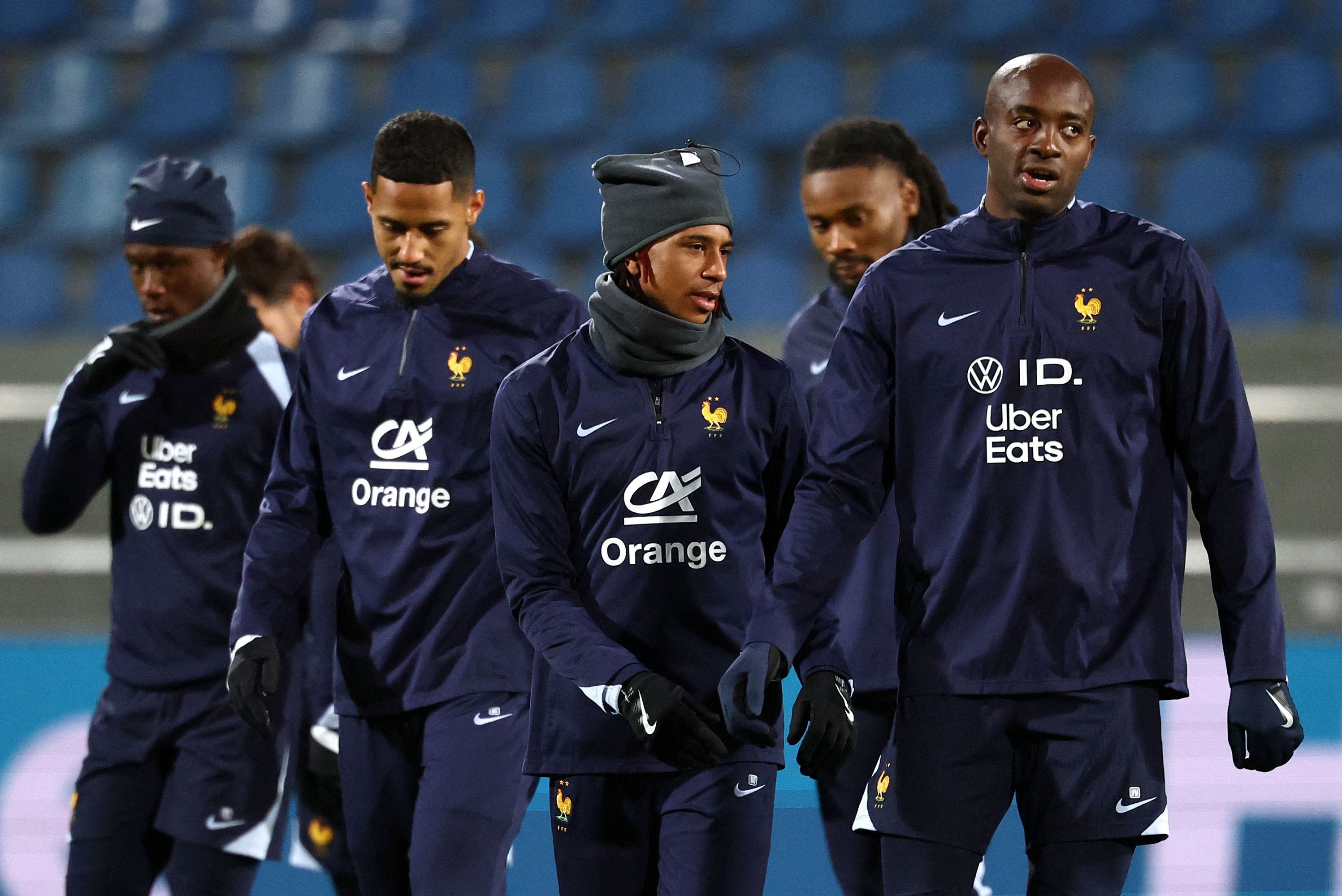 包含国际比赛日法国杯焦点战，亚特兰大状态回暖，气氛紧张，训练强度明显提升的词条