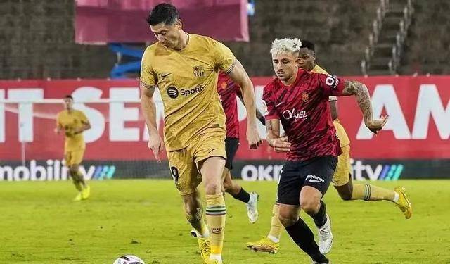 NG SPORTS- 莱万多夫斯基转会曼城 